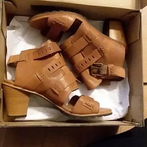 NWT Sorel Nadia Buckle size 8 brown heel sandals